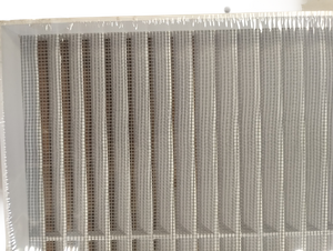 Kratka wentylacyjna 28*28 z siatką skośną i żaluzją.